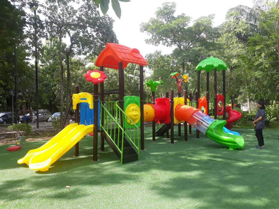 เครื่องเล่นสนามกลางแจ้ง