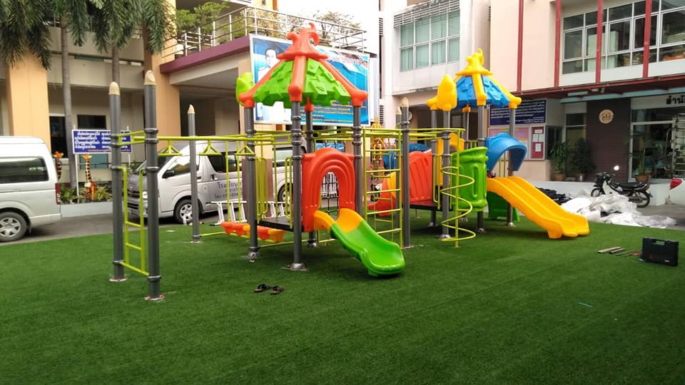 เครื่องเล่นสนามกลางแจ้ง 