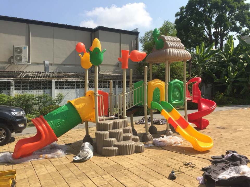 เครื่องเล่นสนามกลางแจ้ง 