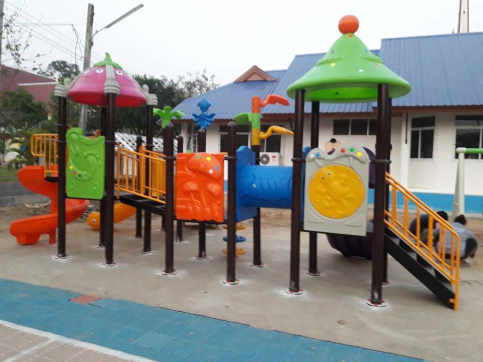 เครื่องเล่นสนามกลางแจ้ง